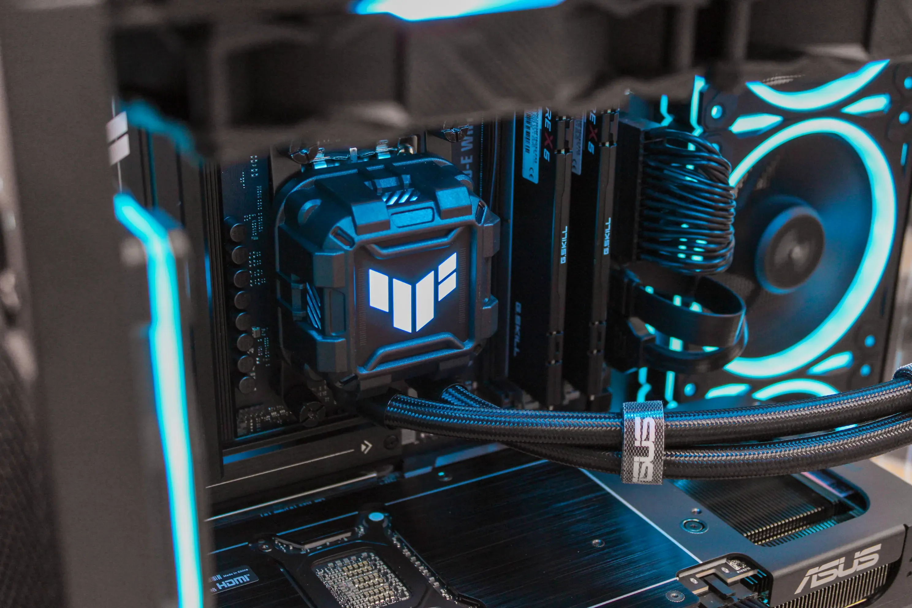 ASUS - NVIDIA RTX 5070 Ti / R7 7800X3D - Thumbnail 3