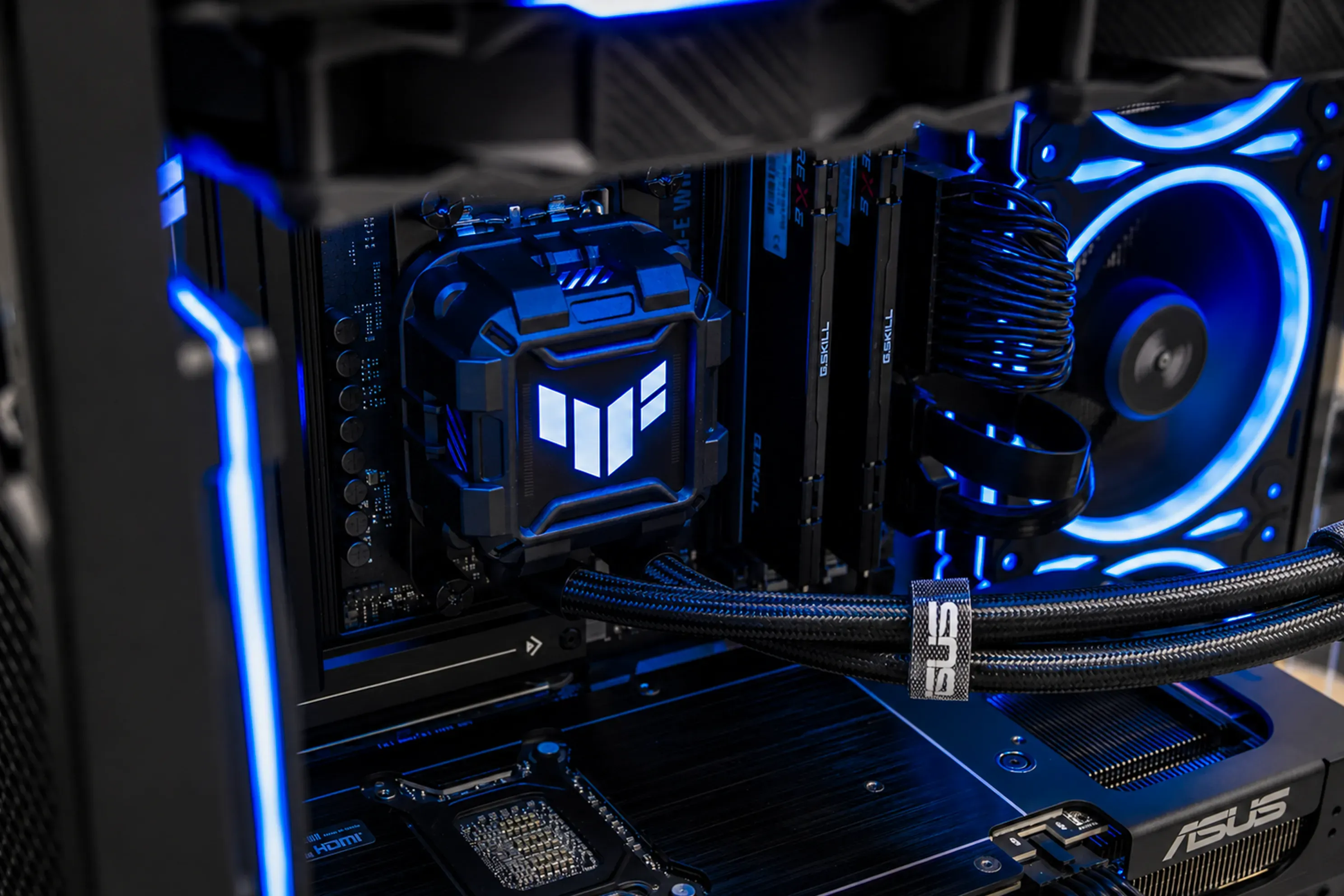 ASUS - NVIDIA RTX 5070 Ti / R7 7800X3D - Thumbnail 4