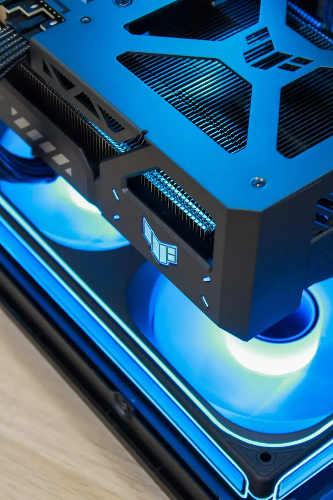 Limitless - RTX 5090 / R7 9850X3D - Thumbnail 5
