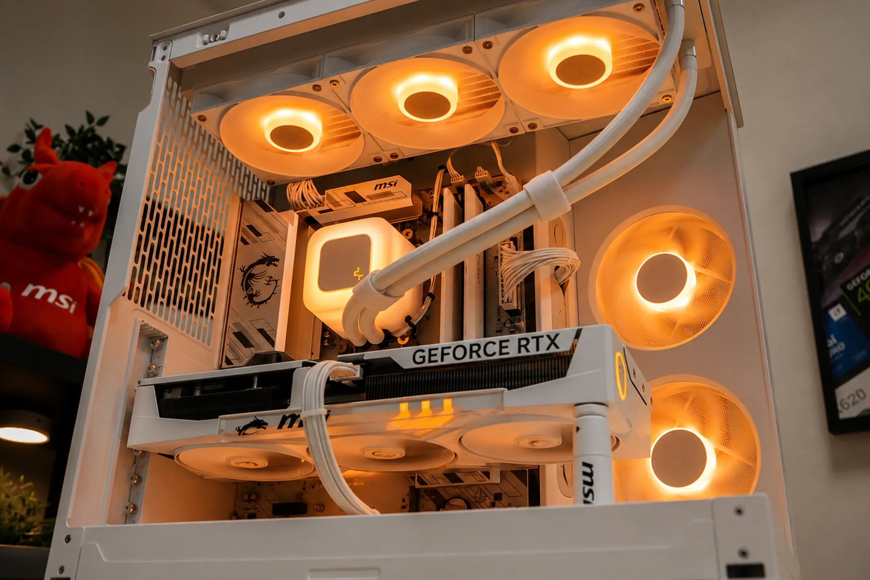 Fractal White - RTX 5070 Ti / R5 7500X3D, 16GB / 32GB - Thumbnail 3
